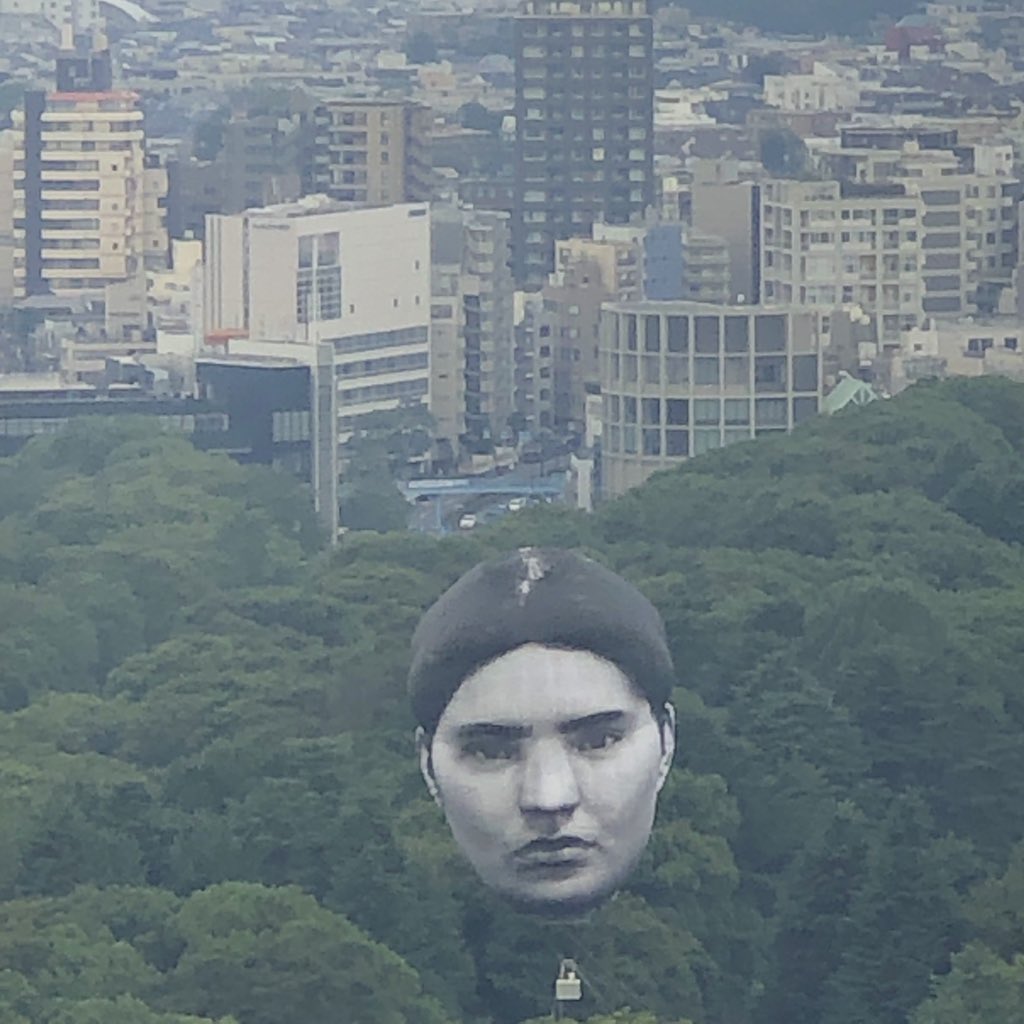 日本东京上空浮现神秘“大脸”：足有6层楼高 引发路人惊呼