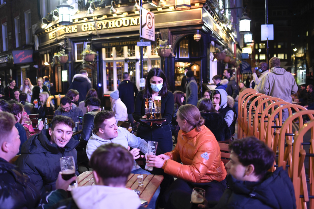 今年4月，伦敦民众在市中心喝酒狂欢