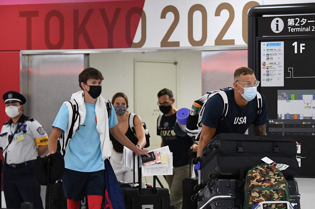 美国运动员抵达东京机场。