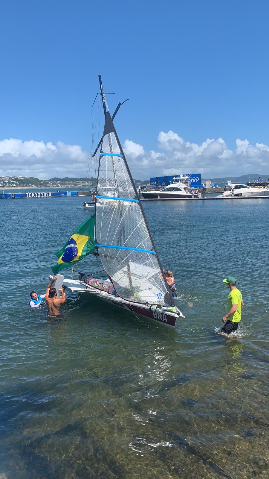 巴西帆船赛选手庆祝夺冠时翻船 2人双双落水