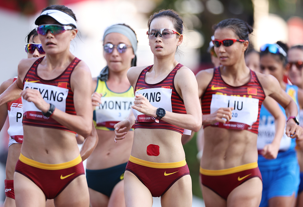 参加决赛的中国选手切杨什姐、杨家玉和刘虹（由左至右）