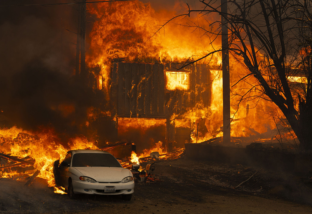 美国加州北部山火“迪克西”正在持续蔓延。