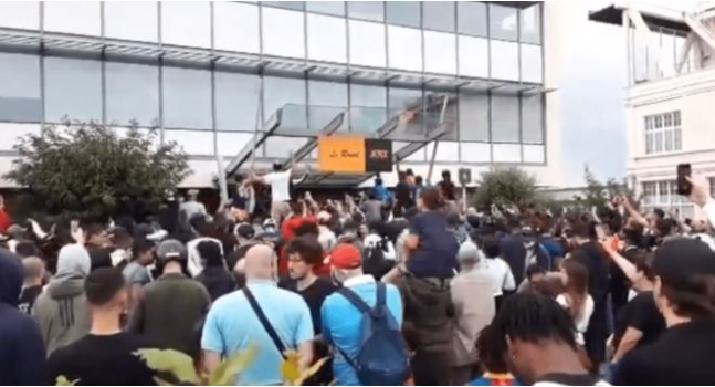 球迷围堵巴黎机场（视频截图）