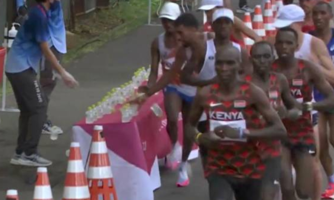 法国马拉松选手比赛时故意打翻补给水：推倒一排，拿走最后一瓶