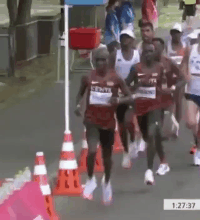法国马拉松选手比赛时故意打翻补给水：推倒一排，拿走最后一瓶