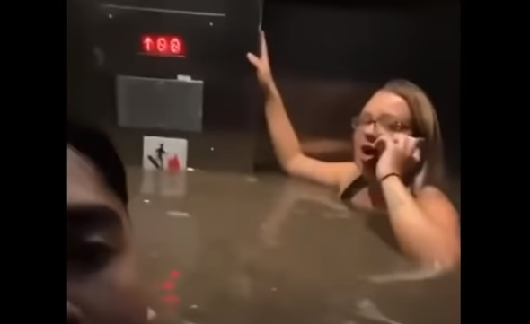 美国一地突发洪水多人被困电梯：仅头部露出水 报警疯狂求助