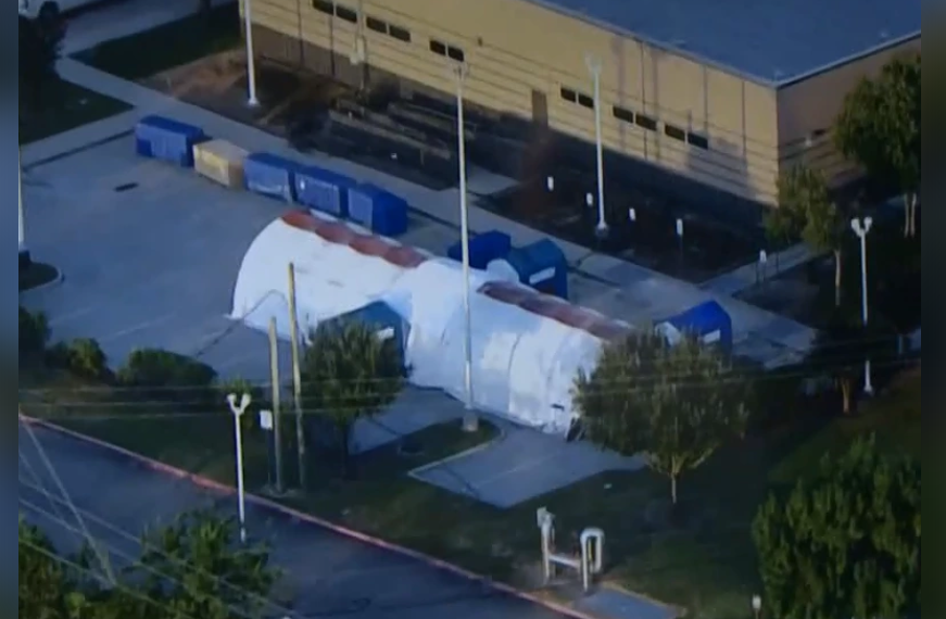 美国休斯敦一家医院搭建的帐篷