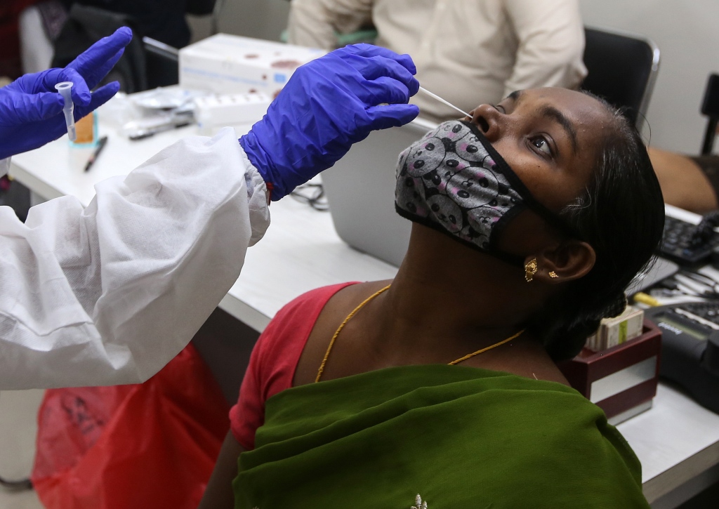印度一市6天内超300名青少年感染新冠 卫生部门发出警告