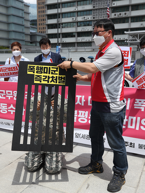 6月16日，美大使馆前，韩国民众扮演美军，钻进“牢房”