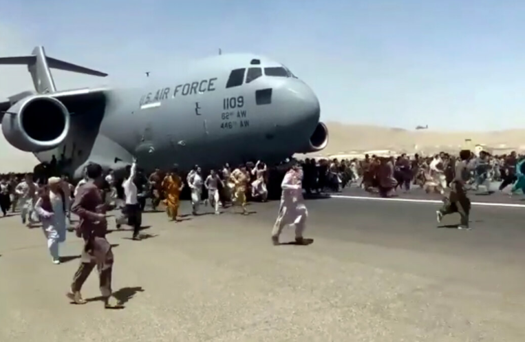 数百阿富汗民众疯狂追赶美军机