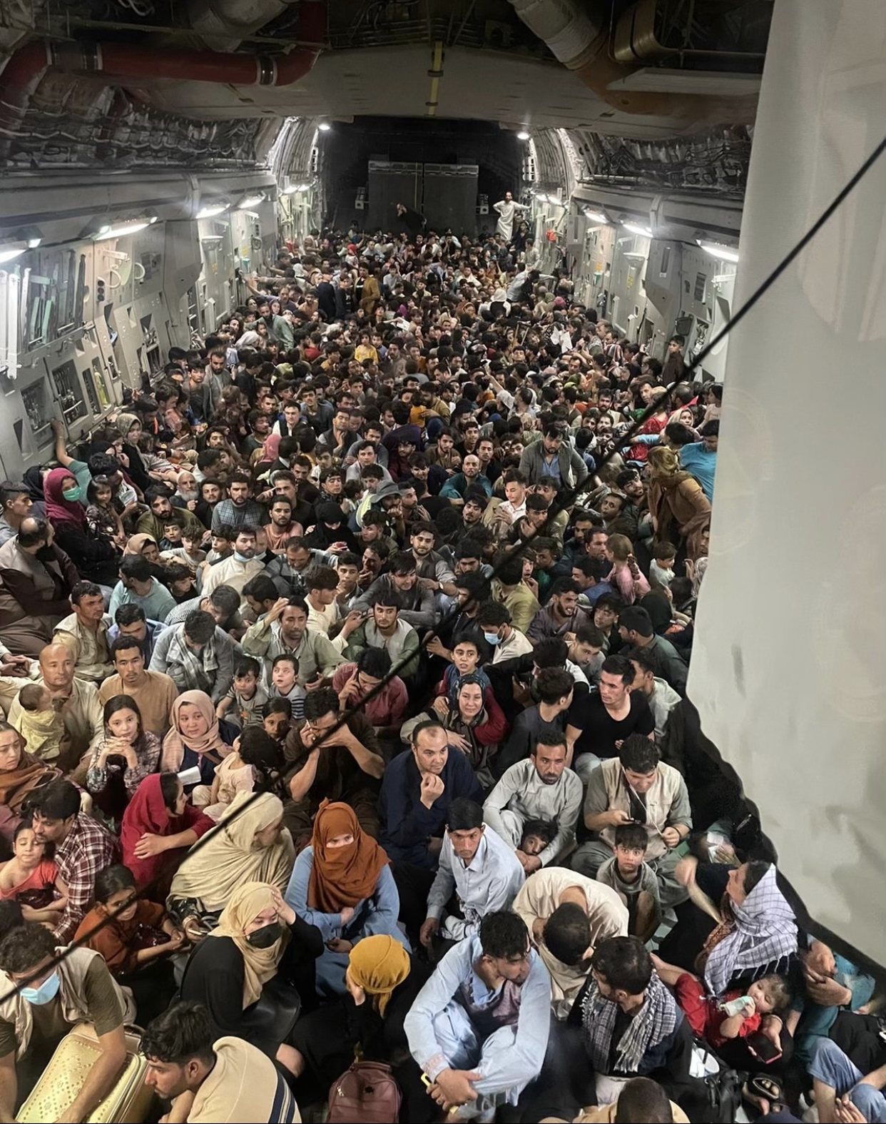 美军C-17运输机内，挤满逃离阿富汗的平民