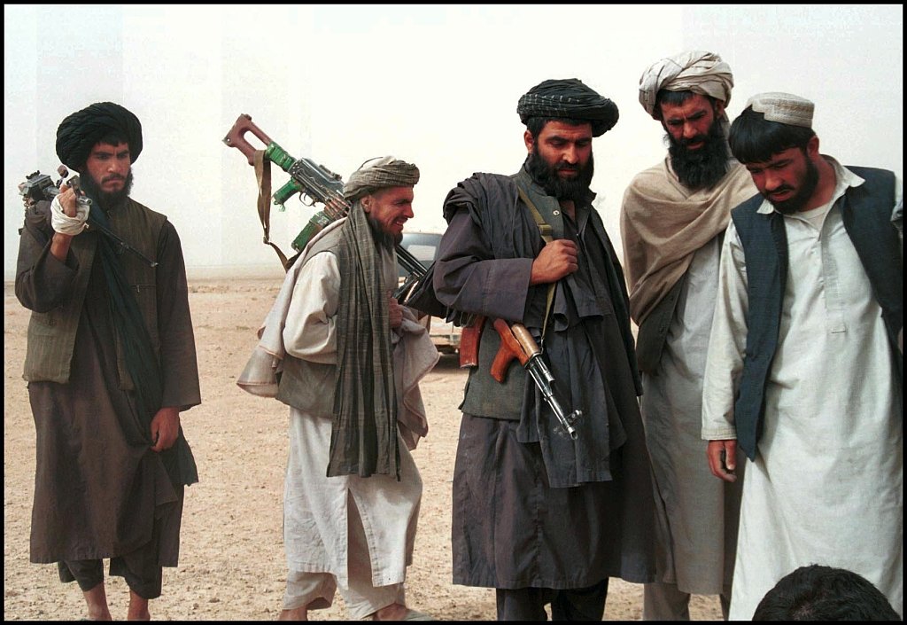 2001年，肩扛AK-47突击步枪的塔利班士兵