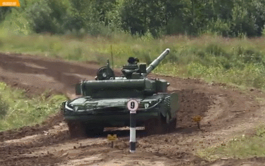 一脸淡定！俄防长驾驶T-80坦克赛道疾驰 转弯技术熟练