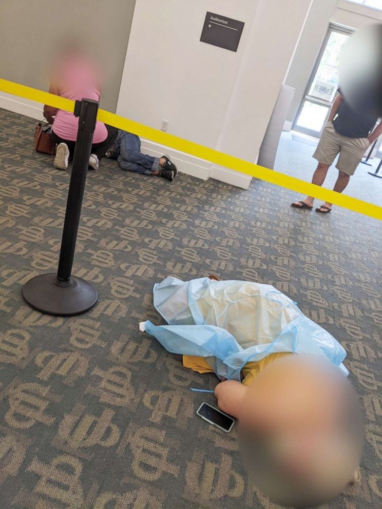 美佛州新冠患者涌向医疗站点 有人趴地上等待抗体治疗