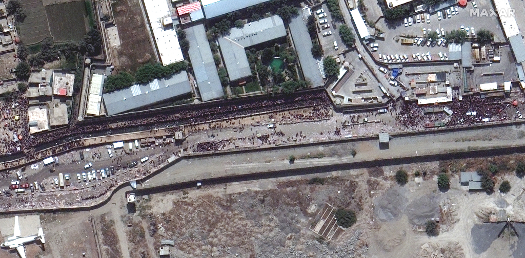 喀布尔机场附近卫星图：机场外人流密集