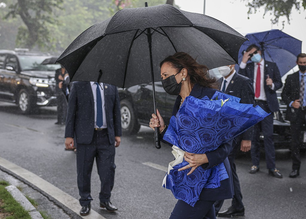 美國副總統哈里斯在越南獻花鬧烏龍