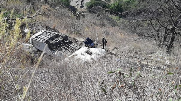 秘鲁一辆大巴坠入山谷（图源：秘鲁警方）