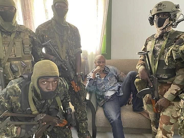网传画面显示，几内亚总统孔戴被军人围住