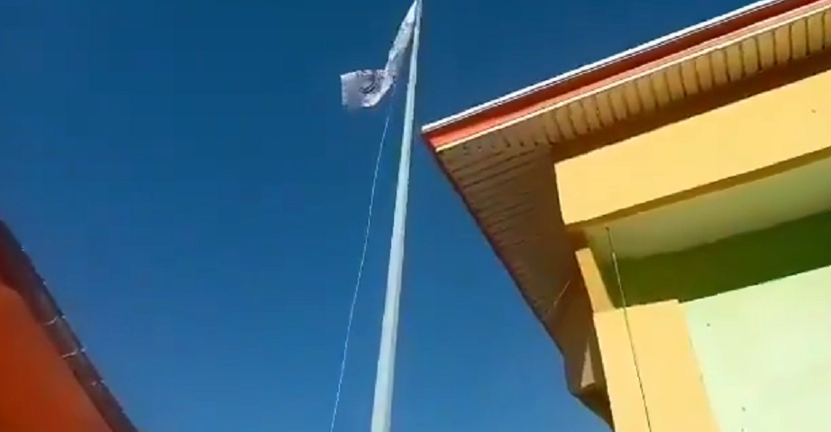 塔利班宣布夺取阿富汗最后一省：在省长办公楼前升旗 众人欢呼