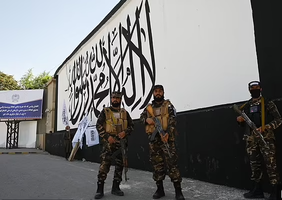 塔利班特种部队在美国大使馆前站岗