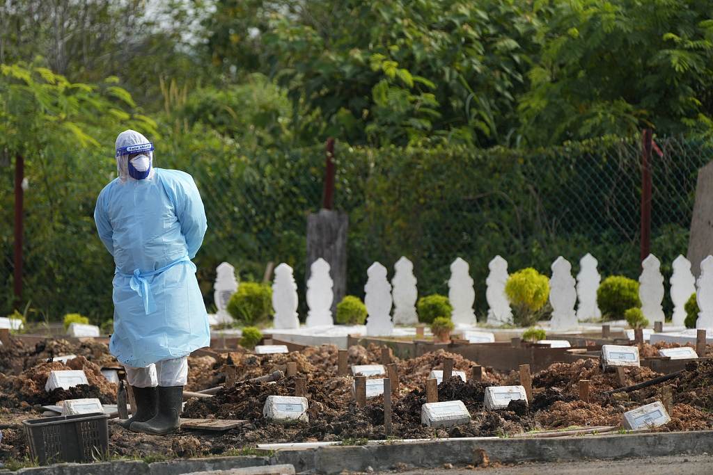乌克兰新冠死者遗体被埋菜园 农民发现后惊呆
