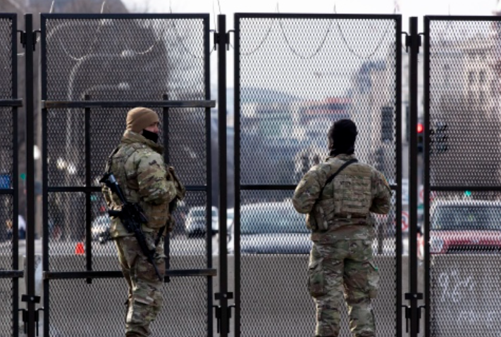 美国国民警卫队在国会附近严阵以待。