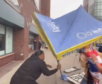 纽约示威者当街破坏新冠病毒检测点：掀翻桌子、推倒帐篷