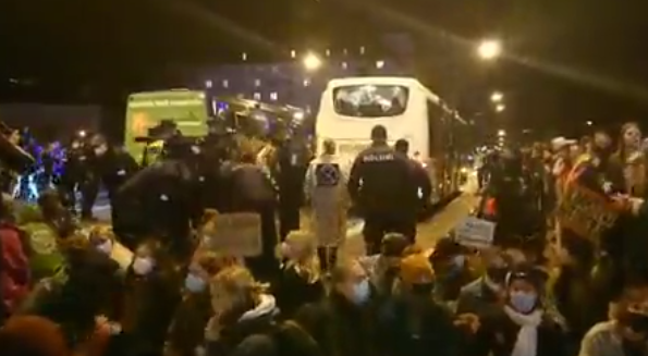 芬兰首都200人聚集抗议堵塞交通 警方紧急赶往现场抓捕