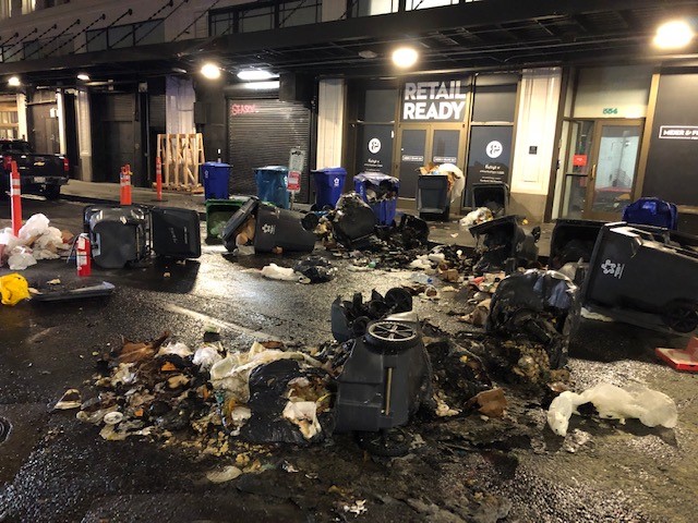 美国波特兰市深夜遭示威者破坏：店铺玻璃碎一地 垃圾桶被点燃