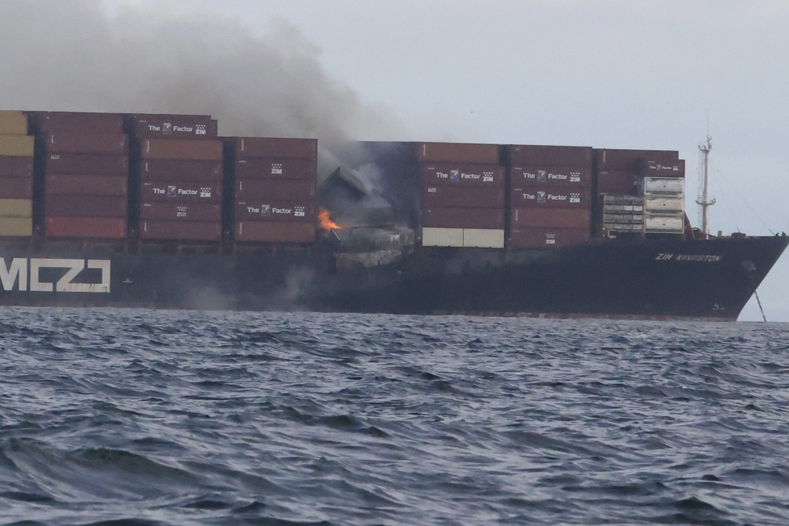 加拿大海岸一载危险品货船起火 现场冒出大量烟雾