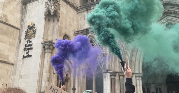 英国示威者冲进皇家司法院抗议警察暴力：齐声大喊，放烟雾弹
