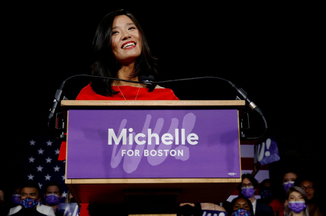 36岁华裔女性当选美国市长：穿一身红裙宣布获胜 笑容满面