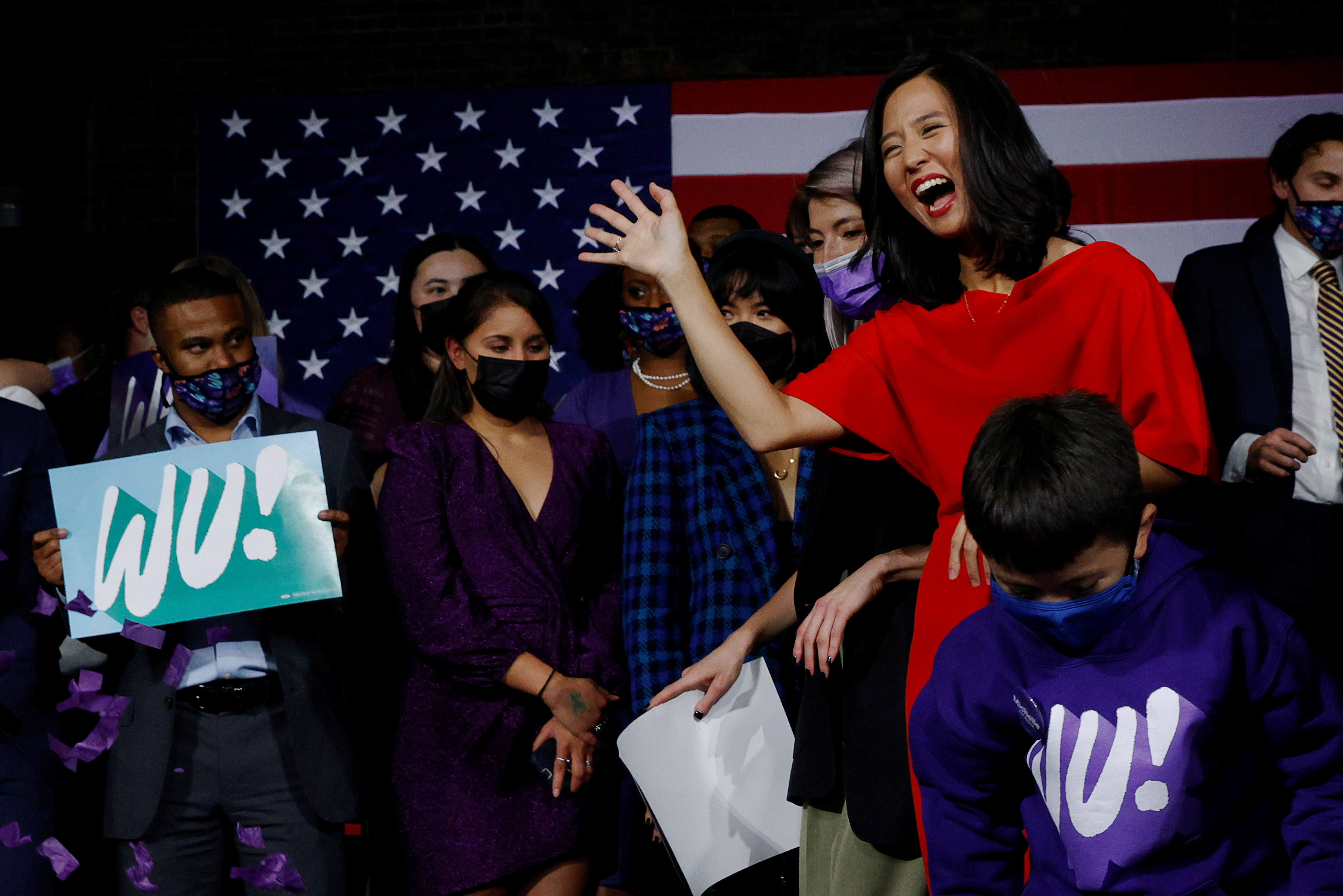 36岁华裔女性当选美国市长：穿一身红裙宣布获胜 笑容满面