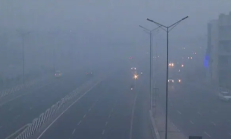 雾霾下的新德里公路（视频截图）