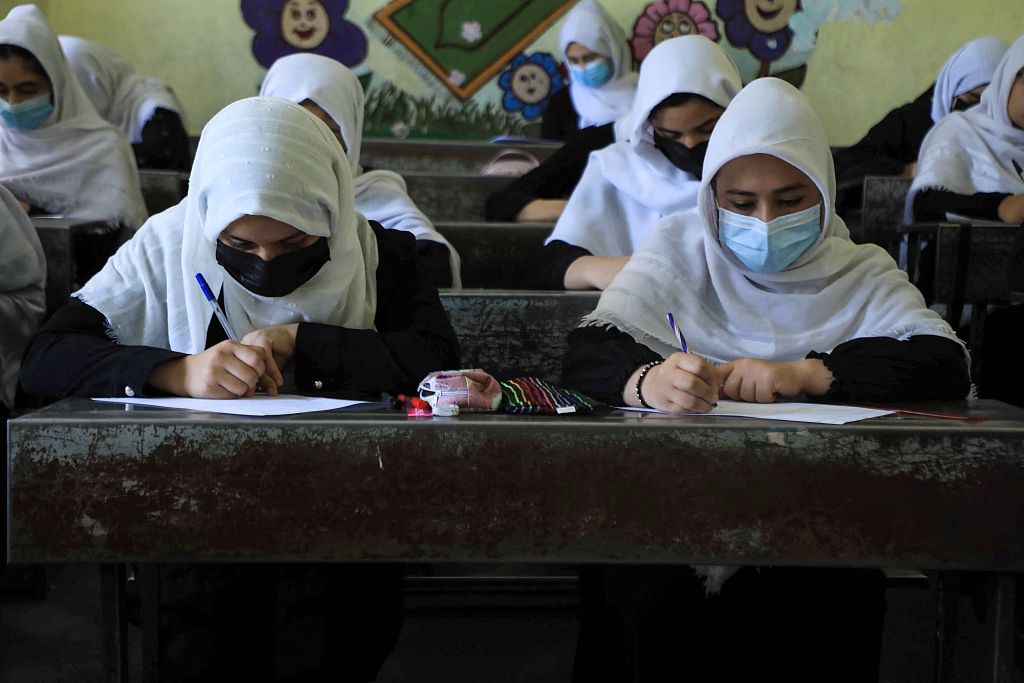 资料图：阿富汗女学生坐在校园里上课