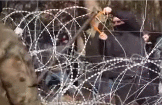 大批难民涌入白俄罗斯波兰边境，用铁锹毁坏铁丝网，与军方对峙