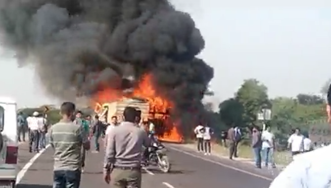 印度一大巴与油罐车相撞后起火 至少12人死亡