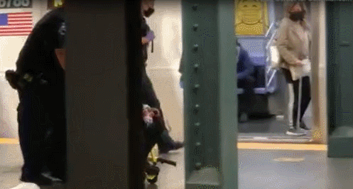 美国亚裔女子地铁遭抢劫被推下铁轨 致头破血流（图）