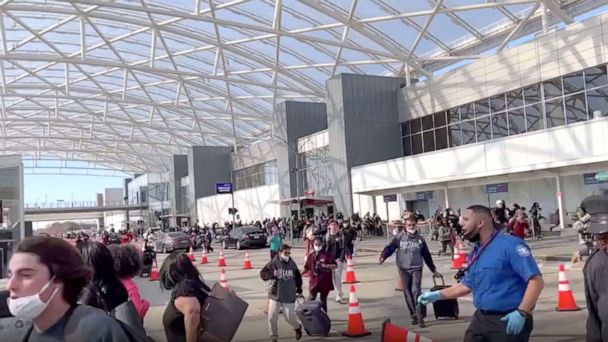 美国亚特兰大机场乘客枪支意外走火 人群四处逃散、行李丢满地