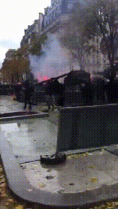 法国街头变“战场”！黑衣蒙面人满街追打警察 拆路障扔照明弹