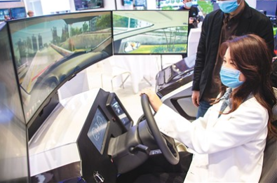 11月19日，参观者在“5G+工业互联网成果展”上体验驾驶智能模拟器。伍志尊摄（新华社发）