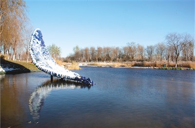 北京通州区城市绿心森林公园水系中的雕塑《舟》
