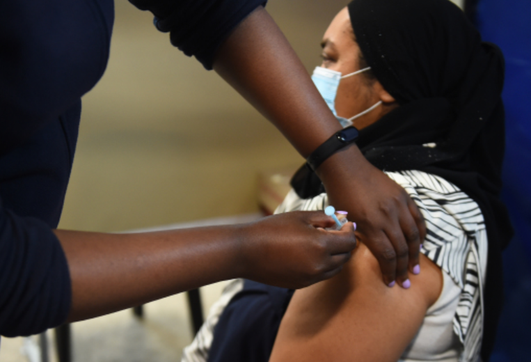 南非民众接种新冠疫苗。