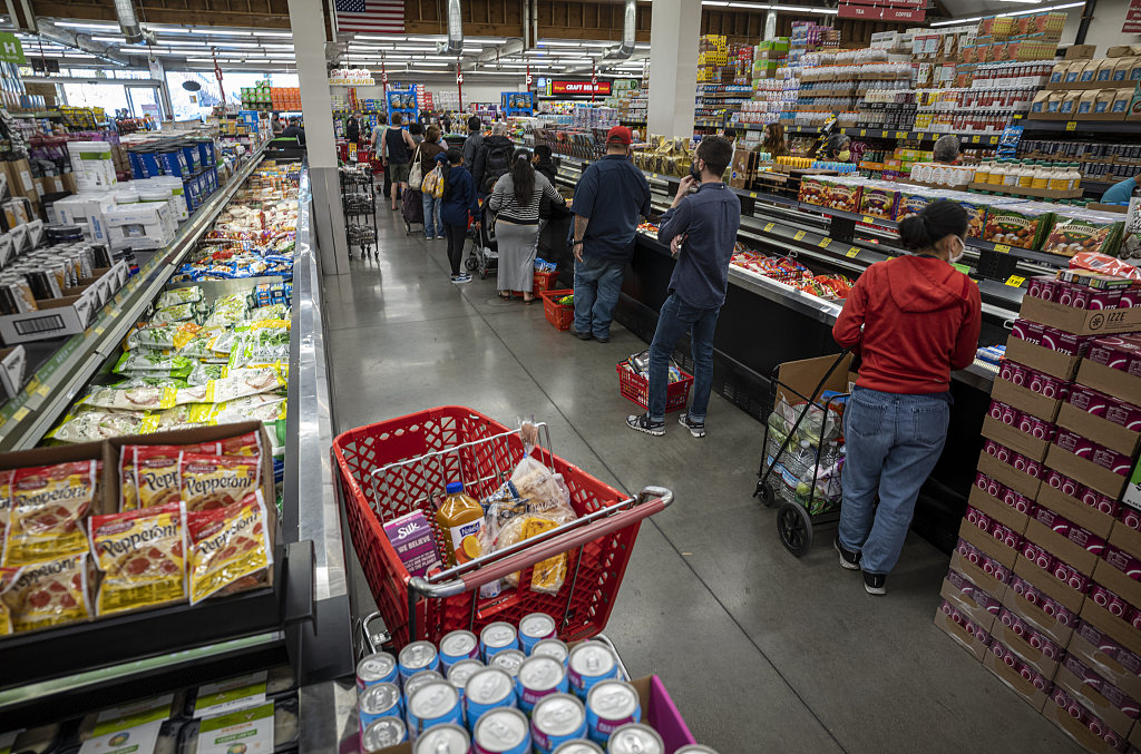 美国超市排队情况，经济学家预计美国高通胀将持续到2023年