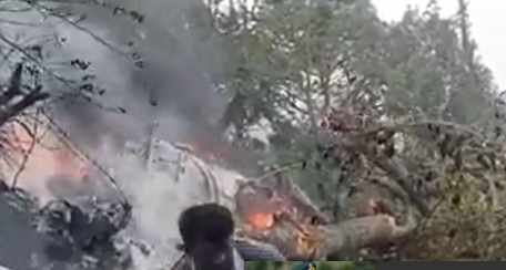 印度国防参谋长所乘军机坠毁：4人死亡身份不明 现场燃起大火