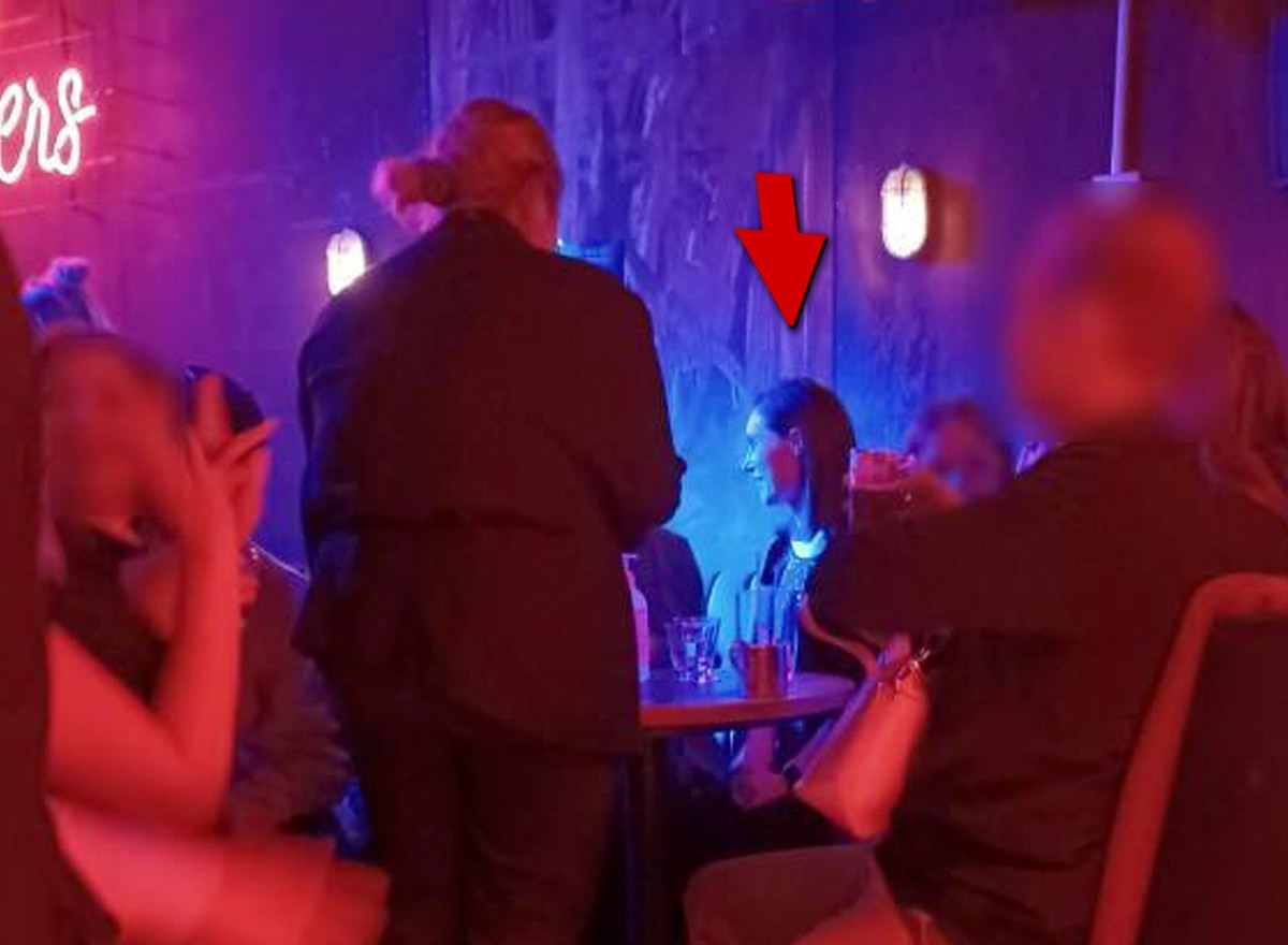 芬兰总理在夜店开派对