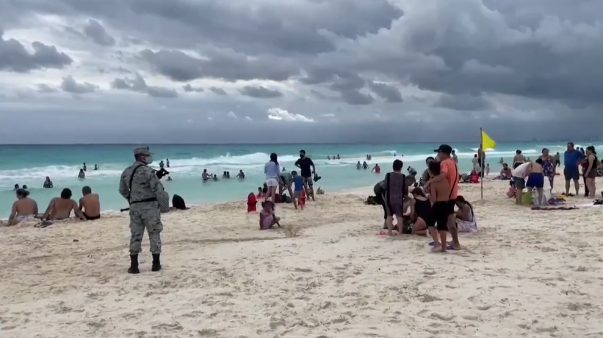 5名枪手坐摩托艇冲上墨西哥海滩：连开20枪 游客惊慌逃跑