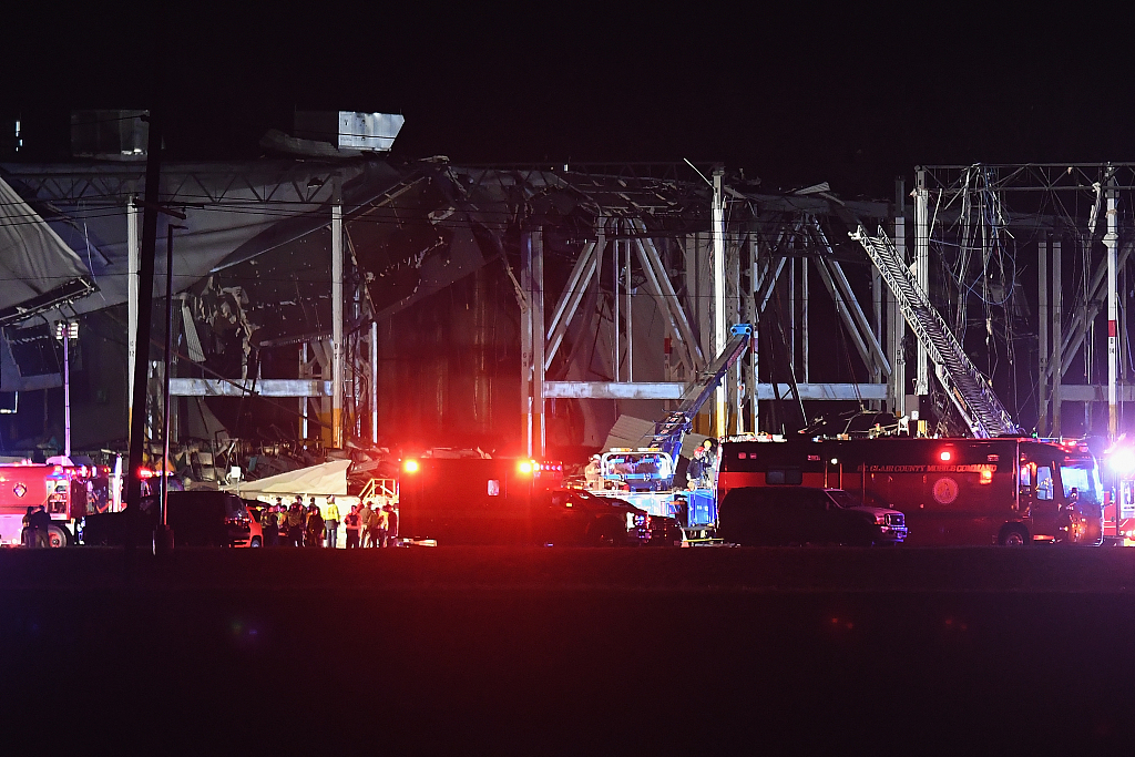 位于伊利诺伊州爱德华兹维尔的亚马逊仓库大面积倒塌。