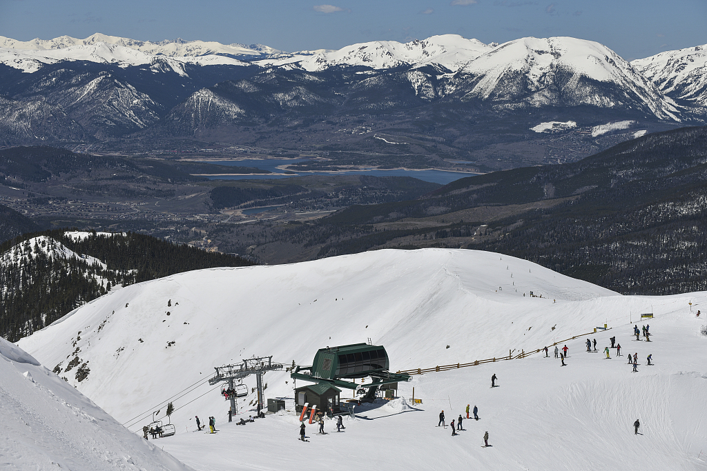 美国华盛顿州最大滑雪场发生雪崩 已致1人死亡