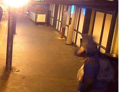 纽约亚裔女子在地铁站台遭袭 被黑人打到躲垃圾桶后